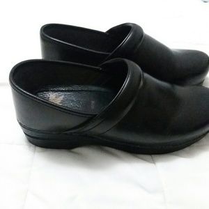 Dansko wide pro clogs, black